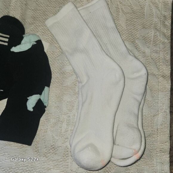 ę 3 pairs ankle socks, and 2 pair Hanes white socks, new - Picture 2 of 4